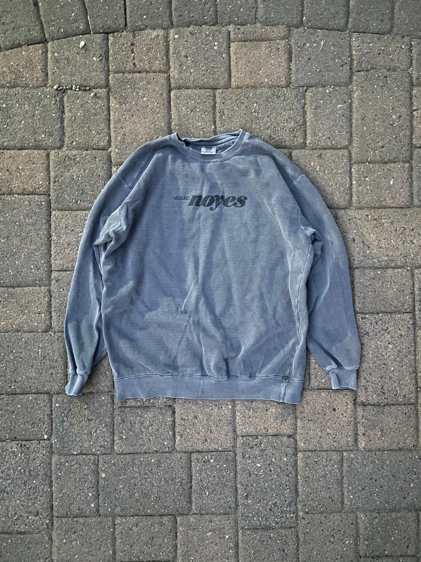 (L) Noyes studio crewneck