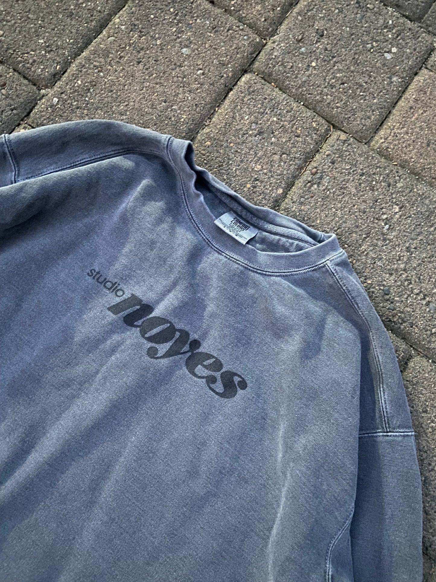 (L) Noyes studio crewneck
