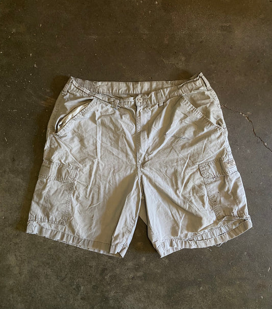 (L/XL) 00s Wrangler Distressed cargo shorts